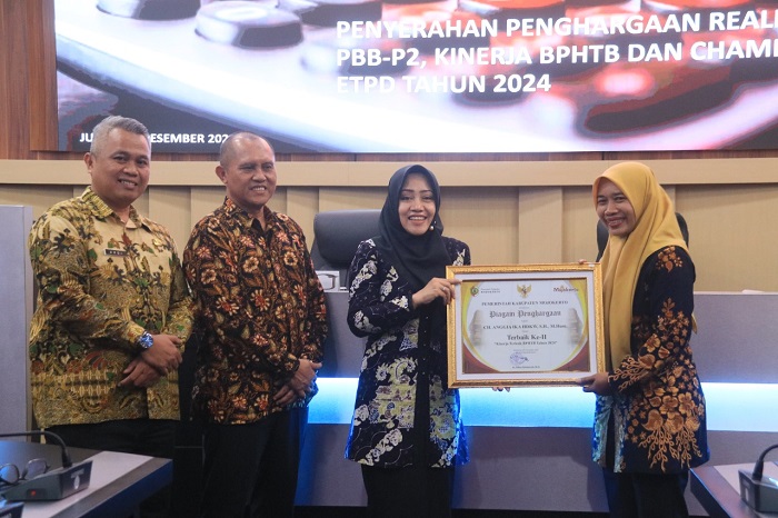 Bupati Mojokerto Ikfina Fahmawati saat menyerahkan penghargaan.(blok-a.com/Syahrul Wijaya)