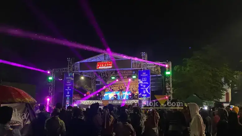 Hiburan parade sound dan penampilan live DJ dalam acara Kanjuruhan Street Race di Stadion Kanjuruhan saat malam pergantian tahun 2024-2025 (blok-a.com/ Putu Ayu Pratama