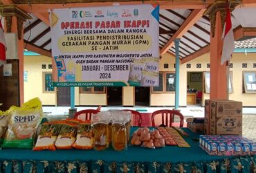 Kegiatan Pasar murah di balai desa Jatipasar kecamatan Trowulan.(blok-a.com/Syahrul Wijaya)