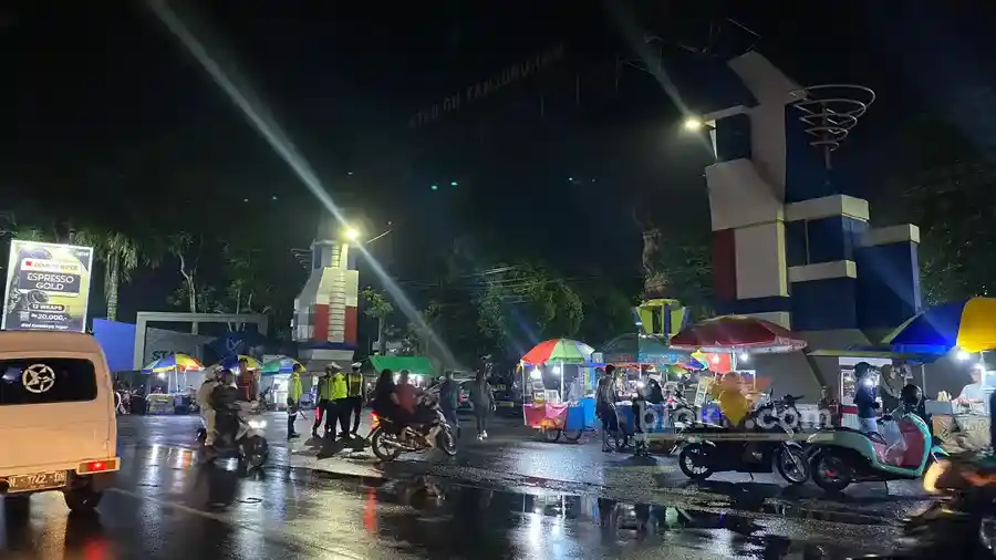 Situasi di Stadion Kanjuruhan, Kabupaten Malang saat malam pergantian tahun baru 2024.-2025 (blok-a.com/ Putu Ayu Pratama S)