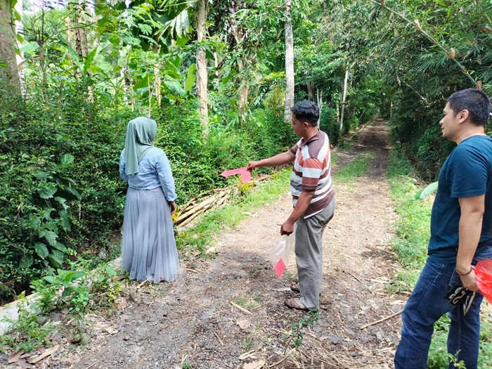 Unit Reskrim Polsek Gambiran lakukan olah TKP kasus pelecehan seksual yang menimpa SA, Kamis (5/12/2024). (blok-a.com/Kuryanto).