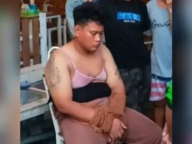 Pelaku pencuri kotak amal berinisial MPR memakai busana perempuan saat diamankan warga dan anggota Polsek Manyar (blok-a.com/Ivan)