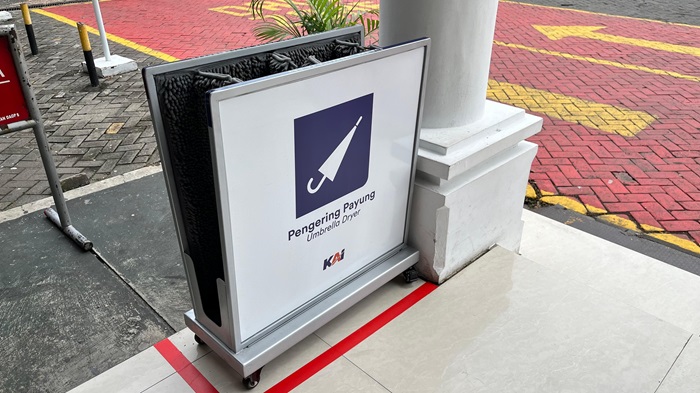 Pengering payung yang disediakan KAI di stasiun untuk penumpang.(dokumen KAI)