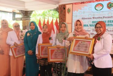 Bupati Mojokerto Ikfina Fahmawati serahkan penghargaan kepada tiga OPD.(dokumen Kominfo)