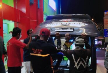 Korban penusukan yang tewas dalam perjalanan ke RS Sumberglagah.(blok-a.com/Syahrul Wijaya)