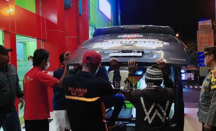 Korban penusukan yang tewas dalam perjalanan ke RS Sumberglagah.(blok-a.com/Syahrul Wijaya)