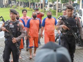 Ketiga tersangka penyalahgunaan BBM bersubsidi digelandang ke polres Jombang.(Blok-s.com/Syahrul Wijaya)