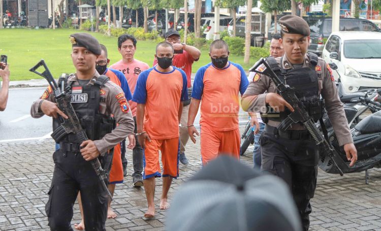 Ketiga tersangka penyalahgunaan BBM bersubsidi digelandang ke polres Jombang.(Blok-s.com/Syahrul Wijaya)