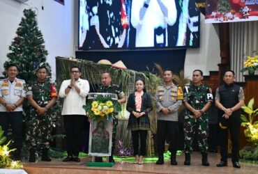 Danrem bersama forkopimda saat mengunjungi salah satu gereja jelang perayaan natal.(blok-a.com/Syahrul Wijaya)