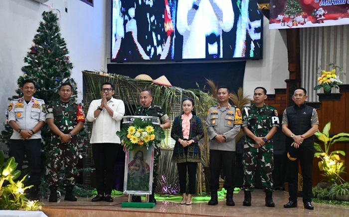 Danrem bersama forkopimda saat mengunjungi salah satu gereja jelang perayaan natal.(blok-a.com/Syahrul Wijaya)