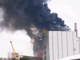 Tangkapan video memperlihatkan kepulan asap hitam dan api membakar salah satu gedung Pabrik Pupuk NPK milik Petrokimia Gresik, Jumat (13/12/2024). (blok-a.com/ivan)