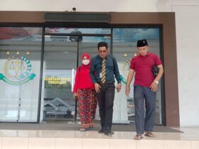 Kuasa Hukum Pelaku Perzinahan, Ach Kusairi saat mengikuti proses hukum tahap dua di Kejaksaan Negeri (Kejari) Pamekasan, Kamis, (05/12).