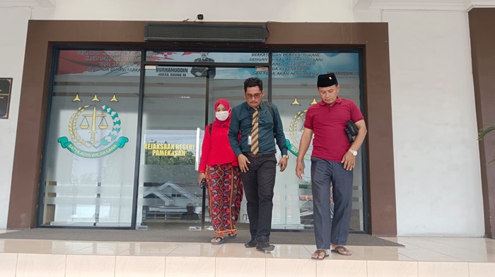 Kuasa Hukum Pelaku Perzinahan, Ach Kusairi saat mengikuti proses hukum tahap dua di Kejaksaan Negeri (Kejari) Pamekasan, Kamis, (05/12).