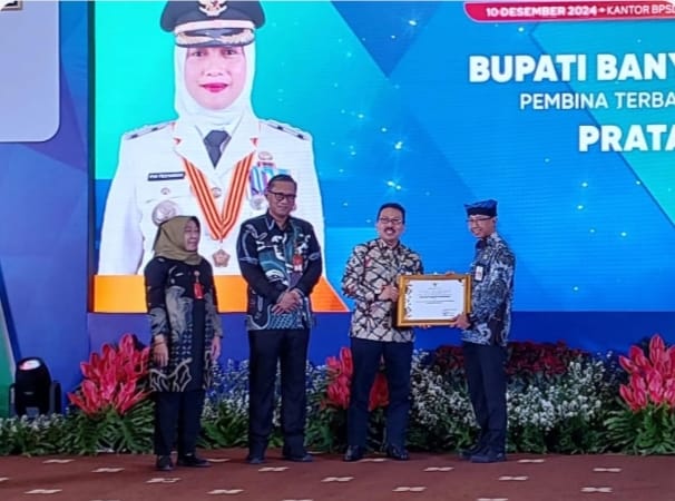 Pj Sekda Banyuwangi Guntur Priambodo saat menerima penghargaan di Surabaya, Selasa (10/12/2024).(dok. Humas Pemkab Banyuwangi)