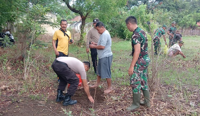 Penanaman pohon sukun di lingkungan Asrama Kodim 0823 Situbondo, Jumat (6/12/2024).