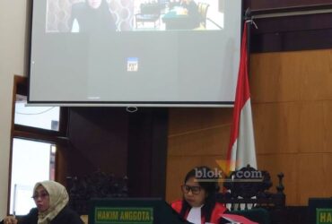 Sidang tuntutan di pengadilan negeri Mojokerto diikuti terdakwa secara online dari Polda.(blok-a.com/Syahrul Wijaya)