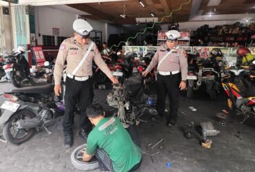 Petugas mendatangi bengkel-bengkel motor memberikan imbauan agar tidak memasang knalpot brong. (Istimewa)
