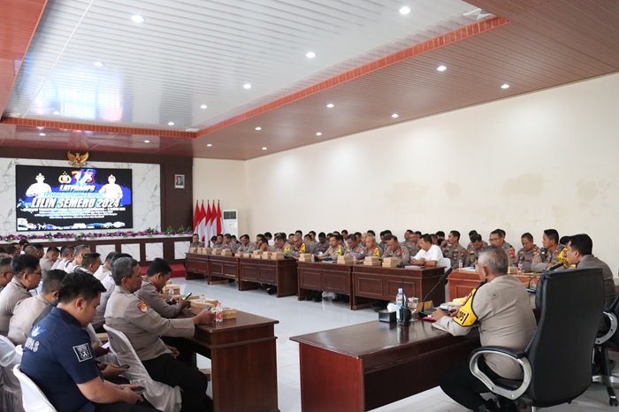 Latihan pra-operasi lilin Semeru 2024 di aula Hayam Wuruk Polresta Mojokerto.(Blok-a.com/Syahrul Wijaya)