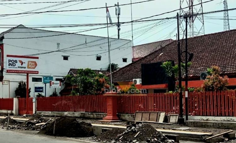Proyek perbaikan dan pelebaran trotoar jalan Mastrip Kota Blitar. (blok-a.com/Fajar)