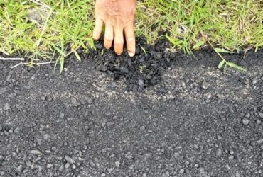 Tangkapan layar video kondisi proyek pengaspalan jalan di Dusun 2 Ringintelu, Desa Ringintelu, Banyuwangi, yang dikeluhkan warga setempat, Selasa (31/12/2024).(blok-a.com/Kuryanto)