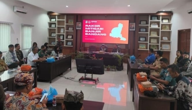 Pemkab Banyuwangi menggelar Rakor dengan berbagai pihak untuk langkah mitigasi banjir, Senin (9/12/2024). (Dok: Humas Pemkab Banyuwangi)