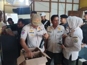 Petugas gabungan saat mengamankan puluhan botol miras saat razia di warung kopi dan Cafe di Jalur Pantura, Gresik.(Istimewa)