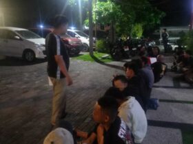 27 pemuda digelandang ke kantor Polsek Driyorejo beserta BB senjata tajam dan benda lainnya.(Istimewa)