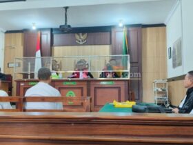 Sidang pembacaan eksepsi kasus penipuan PT Berkat Jaya Land dengan terdakwa Tomotius Jimmy Wijaya dan Nur Fauzi di PN Gresik. (blok-a.com/ivan)