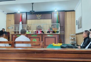 Sidang pembacaan eksepsi kasus penipuan PT Berkat Jaya Land dengan terdakwa Tomotius Jimmy Wijaya dan Nur Fauzi di PN Gresik. (blok-a.com/ivan)