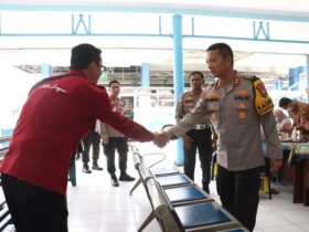 Kapolres Mojokerto Kota, AKBP Daniel S Marunduri pantau pelaksanaan ramp check kendaraan dan tes urine sopir bus di terminal Kertajaya.(blok-a.com/Syahrul Wijaya)