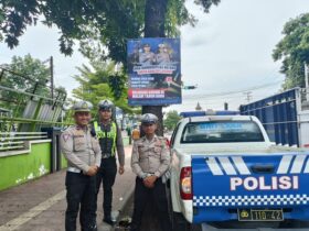 Pemasangan banner ajakan tertib berlalu lintas di sejumlah wilayah Situbondo, Kamis (26/12/2024).