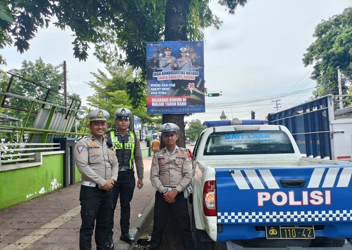 Pemasangan banner ajakan tertib berlalu lintas di sejumlah wilayah Situbondo, Kamis (26/12/2024).