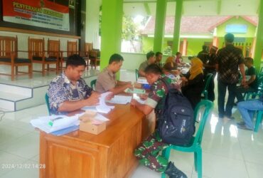 Pembagian sertifikat PTSL di Balai Desa Tambakmas, Kecamatan Sukomoro Kabupaten Magetan, Senin (02/12/2024).