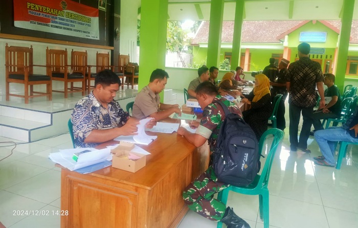 Pembagian sertifikat PTSL di Balai Desa Tambakmas, Kecamatan Sukomoro Kabupaten Magetan, Senin (02/12/2024).