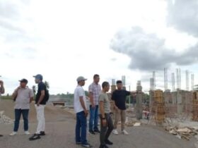Tim peninjau saat melihat progres pembangunan Sirkuit BMX Supercross di Muncar, Banyuwangi, Sabtu (30/11/2024). (blok-a.com/Istimewa)
