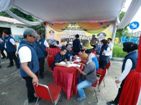 Suasana tes urine yang digelar Ditresnarkoba Polda Jatim untuk sopir bus.(dokumen Polres)