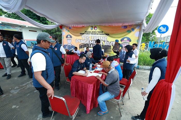 Suasana tes urine yang digelar Ditresnarkoba Polda Jatim untuk sopir bus.(dokumen Polres)