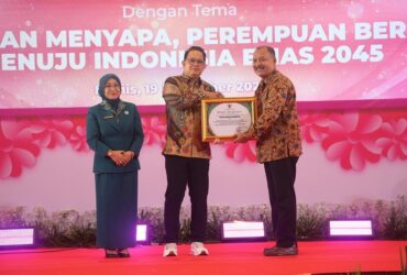 Kepala Dinas Sosial PPA Kota Mojokerto Choirul Anwar menerima penghargaan dari Pj Gubernur Jatim Adhi Karyono.(Dokumen Kominfo)