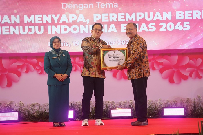 Kepala Dinas Sosial PPA Kota Mojokerto Choirul Anwar menerima penghargaan dari Pj Gubernur Jatim Adhi Karyono.(Dokumen Kominfo)