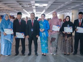 Penyerahan penghargaan kepada yubilaris di HUT ke-129 BRI.