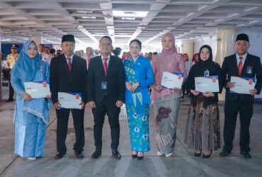 Penyerahan penghargaan kepada yubilaris di HUT ke-129 BRI.
