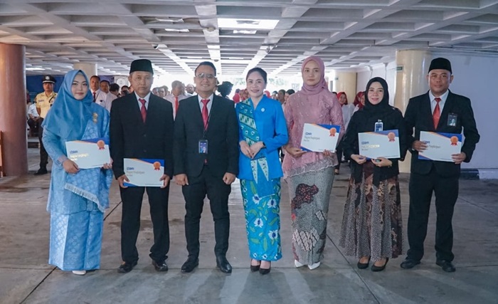 Penyerahan penghargaan kepada yubilaris di HUT ke-129 BRI.
