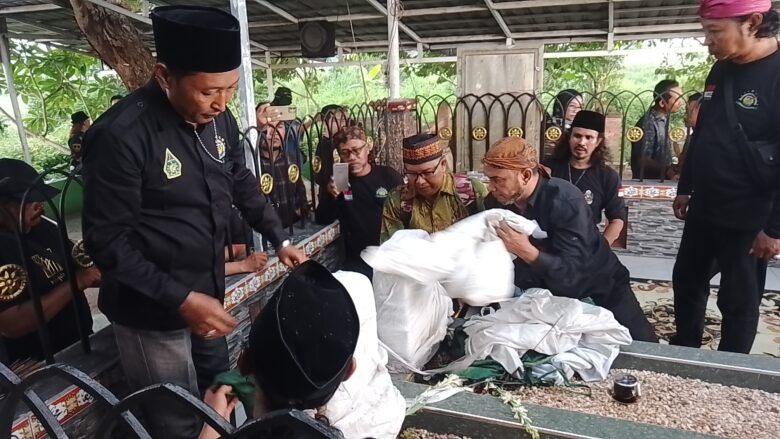 Geger Warga Mojokerto Bongkar Makam, Diduga Palsu - Dibangun di Area Makam Leluhur