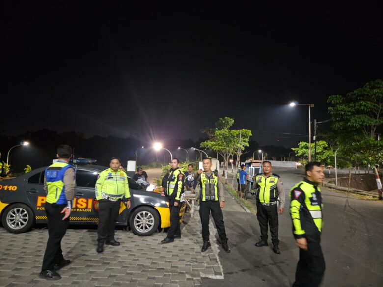 Teks: Polisi sedang berjaga di perbatasan kota Mojokerto.(blok-a.com/Syahrul Wijaya)