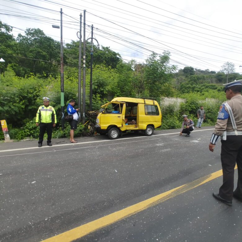 Caption : Piket Lantas Satlantas Polresta Banyuwangi lakukan olah TKP laka beruntun di jalur Jalan Raya Banyuwangi - Situbondo, yang mengakibatkan satu korban tewas ditempat dan lainya luka-luka, Minggu (5/1/2025)(blok-a.com/Kuryanto)