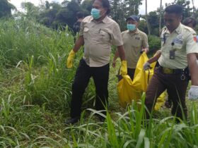 FOTO : Petugas mengevakuasi kerangka mayat untuk dilakukan penyelidikan lebih lanjut. (Foto : blok-a.com/Fajar)