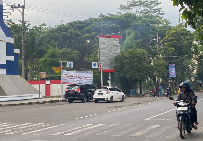 Papan himbauan untuk tidak berjualan di area depan Stadion Kanjuruhan (blok-a.com/ Putu Ayu Pratama S)