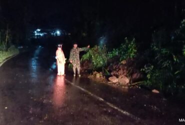 Akses Jalan Malang - Kediri tertutup material longsor akibat hujan deras di wilayah Kecamatan Kasembon dan sekitarnya. (Dok. BPBD Kabupaten Malang)