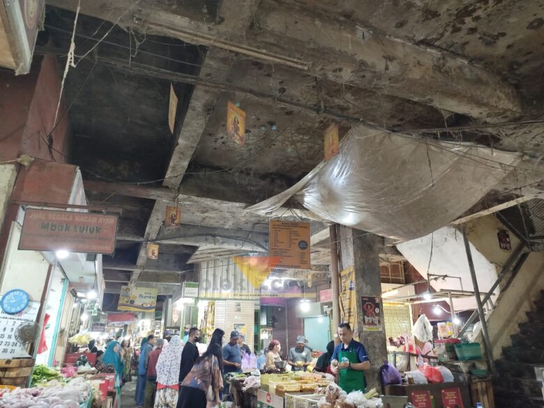 Kondisi di dalam Pasar Besar Malang (blok-a/Yogga Ardiawan)