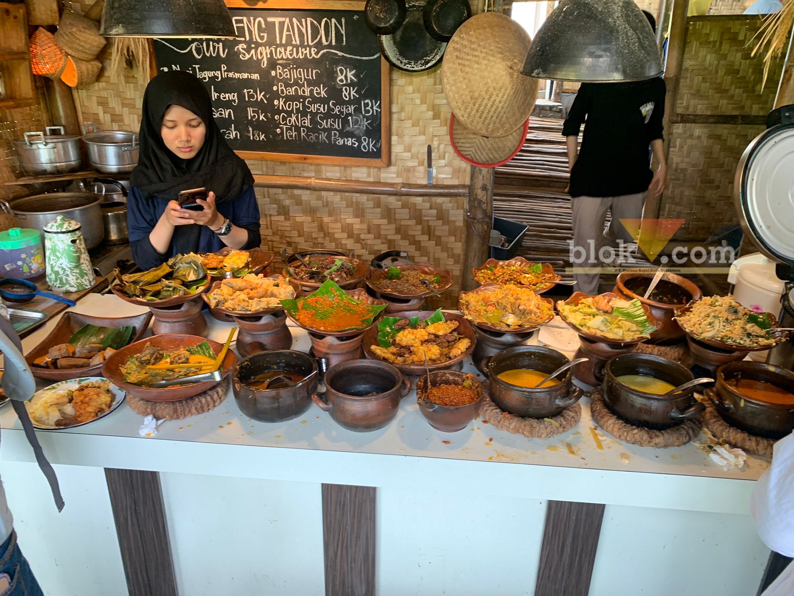 Sajian menu nasi jagung dan aneka sayuran serta lauk pauk di Waroeng Tandon (blok-a/Bob Bimantara Leander)